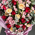 باقة زهور وردية داكنة وفاتحة وخوخية في تغليف رائع