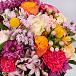 باقة ورد أبيض وخوخي ووردي وبرتقالي صغيرة مع شريط بني