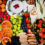 تشيز بورد إف إن بي الفاخر مع فواكه وبسكويت