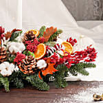 ديكور طاولة مع ورود حمراء وشرائح البرتقال وشمع