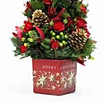 شجرة الكريسماس المزينة مع ثمار بلوط وأوكالبتوس مطلية