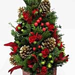 شجرة الكريسماس المزينة مع ثمار بلوط وأوكالبتوس مطلية