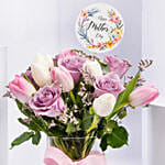 باقة ورود لون موف توليب وجوري في فازة جميلة