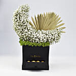 ورود منسقة على شكل قمر مع شوكولاتة فيريرو روشيه في صندوق