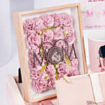 بوكس هدايا مميز للأم مع إطار صورة وشوكولاتة وورد