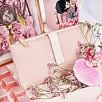 بوكس هدايا مميز للأم مع إطار صورة وشوكولاتة وورد