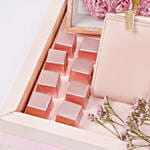 بوكس هدايا مميز للأم مع إطار صورة وشوكولاتة وورد