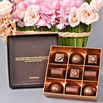 شوكولاتة وباقة ورد كوبية وجوري في سلة من الورق الأخضر