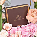 شوكولاتة وباقة ورد كوبية وجوري في سلة من الورق الأخضر