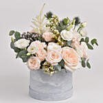 باقة ورد لون مشمشي مع أوكاليبتوس في بوكس رمادي