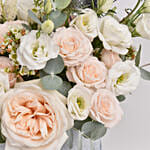 باقة ورد لون مشمشي مع أوكاليبتوس في بوكس رمادي