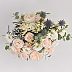 باقة ورد لون مشمشي مع أوكاليبتوس في بوكس رمادي