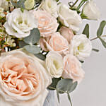 باقة ورد لون مشمشي مع أوكاليبتوس في بوكس رمادي