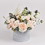 باقة ورد لون مشمشي مع أوكاليبتوس في بوكس رمادي