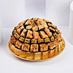 حلويات عربية - بقلاوة مشكلة مميزة وشوكولاتع في طبق مميز