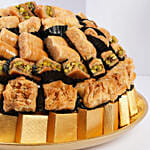 حلويات عربية - بقلاوة مشكلة مميزة وشوكولاتع في طبق مميز