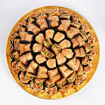 حلويات عربية - بقلاوة مشكلة مميزة وشوكولاتع في طبق مميز