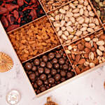 مجموعة فواكه مجففة ومكسرات فاخرة وشوكولا شهية في صندوق