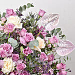 باقة ورود مشكلة لون موف وجوري أبيض على ستاند ذهبي