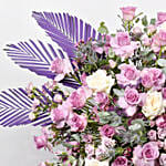 باقة ورود مشكلة لون موف وجوري أبيض على ستاند ذهبي