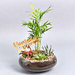 تنسيقة نباتات خضراء مع علامة عيد مبارك ذهبية