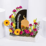 باقة ورد أرجوانية وصفراء للعيد في بوكس أنيق