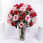 باقة 50 وردة حمراء ووردية في مزهرية زجاجية