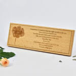 لوحة خشبية جميلة محفور عليها نص رومانسي ورسمة وردة