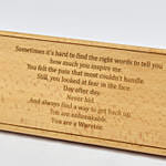 لوحة خشبية جميلة محفور عليها نص رومانسي ورسمة وردة