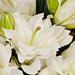 ورد زنبق لي لي - باقة بيضاء أنيقة في غلاف بيج