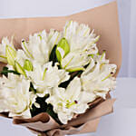 ورد زنبق لي لي - باقة بيضاء أنيقة في غلاف بيج