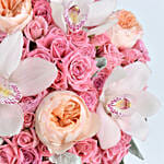 باقة ورد بيبي روزو وردي وأوركيد أبيض في بوكس