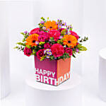 باقة ورد أرجواني ووردي وعباد الشمس في مزهرية لعيد الميلاد