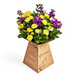 باقة ورد أصفر وبنفسجي في علبة مميزة من الكرتون