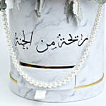 باقة ورد بيبي روزو وردي وأوركيد أبيض في بوكس