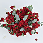 باقة ورد بيبي روز حمراء مع أوكاليبتوس في فازه زجاجية