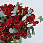 باقة ورد بيبي روز حمراء مع أوكاليبتوس في فازه زجاجية