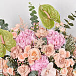 باقة ورد مشكل لون وردي مع كوبية وأوركيد في ستاند ذهبي