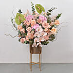 باقة ورد مشكل لون وردي مع كوبية وأوركيد في ستاند ذهبي