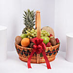 فواكه طازجة ومتنوعة مع أناناس وعنب في سلة أنيقة