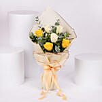 باقة ورود متنوعة بيضاء وصفراء