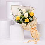 باقة ورود متنوعة بيضاء وصفراء