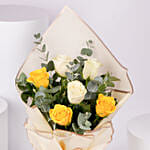 باقة ورود متنوعة بيضاء وصفراء