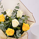 باقة ورود متنوعة بيضاء وصفراء