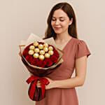 باقة ورد أحمر وشوكولا فيريرو روشيه بغلاف أحمر رومانسي