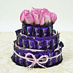 ثلاث طبقات دائرية من شوكلاتة كادبوري ديري ميلك مع ورد وردي