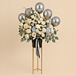 باقة ورد أبيض وردي مع بالونات فضية في فازة مميزة