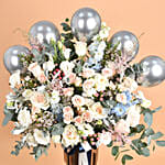 باقة ورد أبيض وردي مع بالونات فضية في فازة مميزة