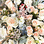 باقة ورد أبيض وردي مع بالونات فضية في فازة مميزة