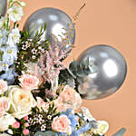 باقة ورد أبيض وردي مع بالونات فضية في فازة مميزة